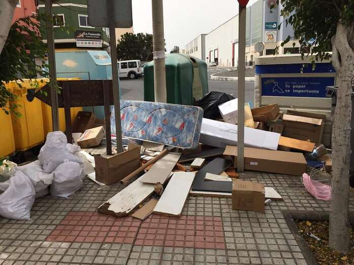 El edil asegura que son empresas de la zona industrial las que abandonan los restos de cartón (Foto TA)